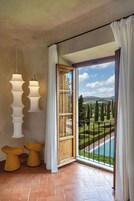 Cofres nos quartos, Wi-Fi de cortesia, roupa de cama