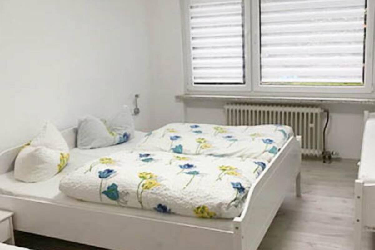 Escritorio, wifi gratis, decoración personalizada y ropa de cama