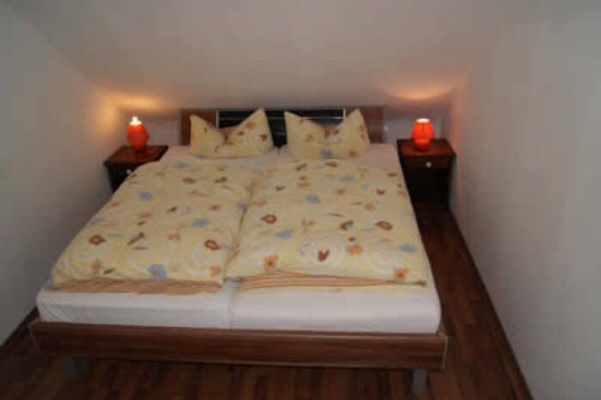 Escritorio, wifi gratis, decoración personalizada y ropa de cama