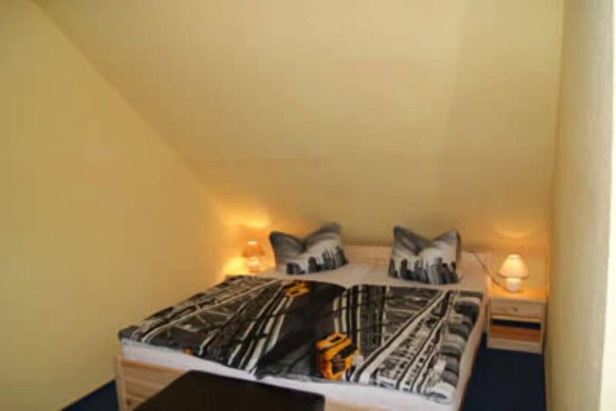 Escritorio, wifi gratis, decoración personalizada y ropa de cama