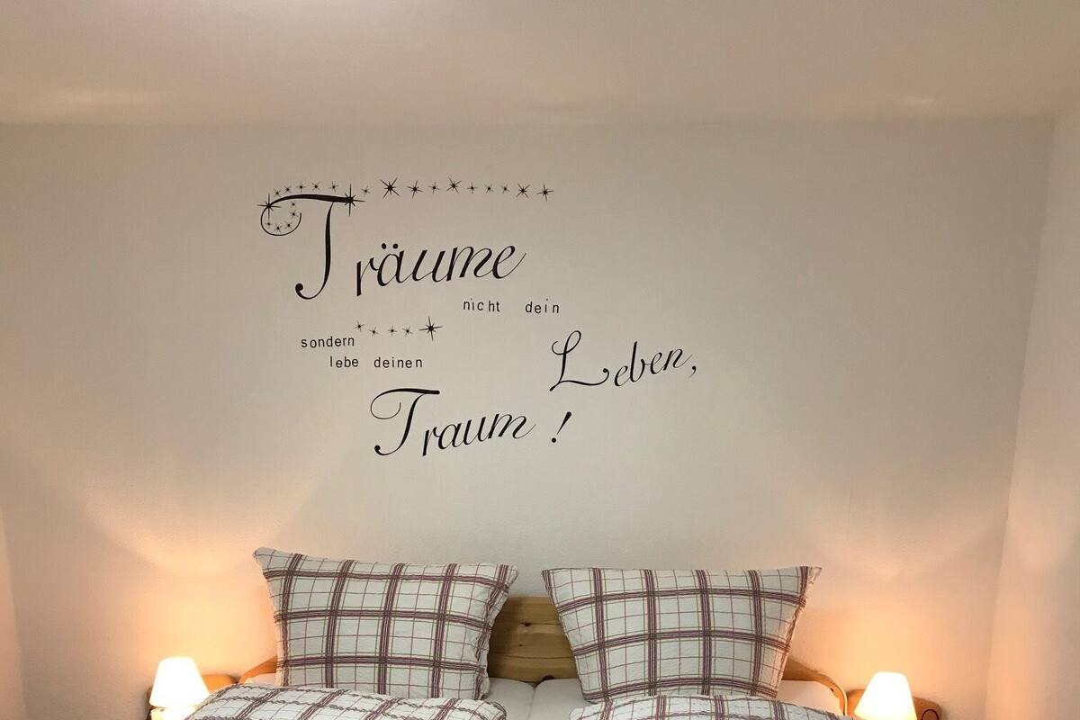 Escritorio, wifi gratis, decoración personalizada y ropa de cama