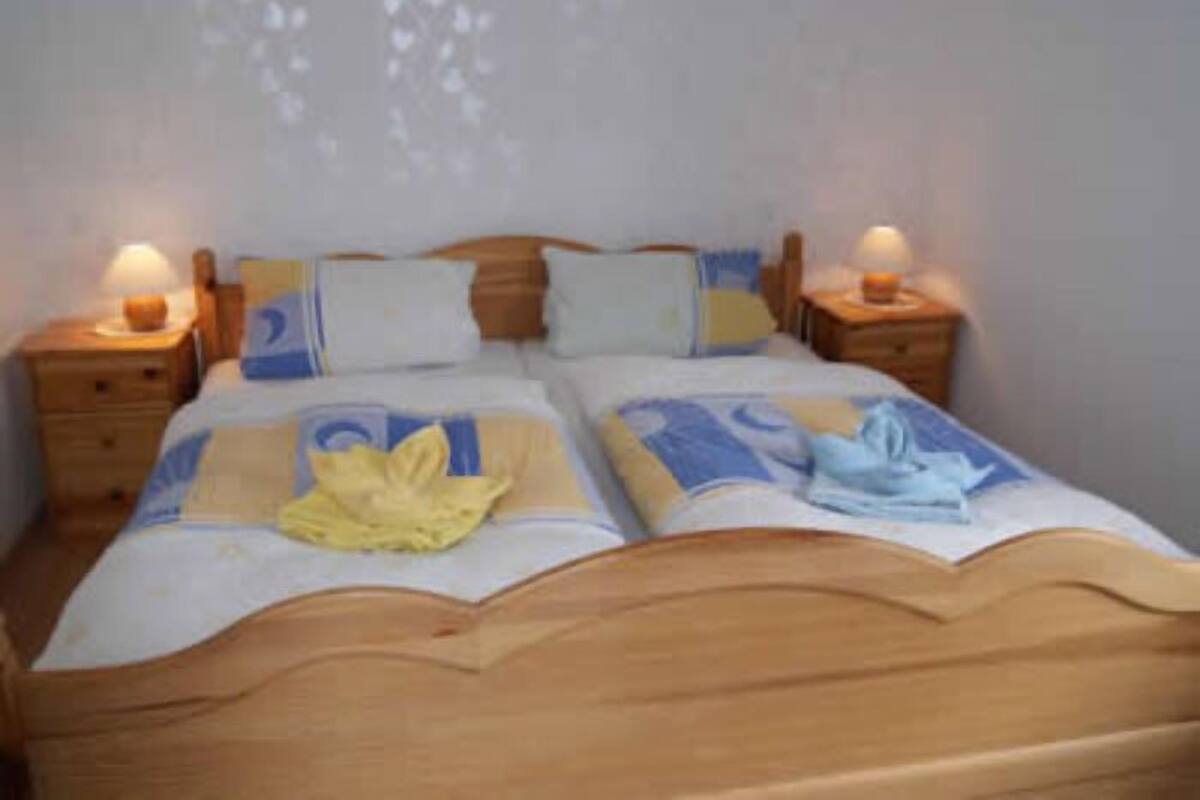 Escritorio, wifi gratis, decoración personalizada y ropa de cama