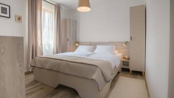 Suite estudio de diseñador, para no fumadores, planta baja | Ropa de cama hipoalergénica y caja de seguridad en la habitación