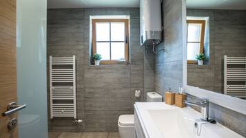 Design-studiosviitti, tupakointi kielletty, pohjakerroksessa | Kylpyhuone