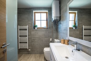 Design-Studiosuite, Nichtraucher, Erdgeschoss | Badezimmer