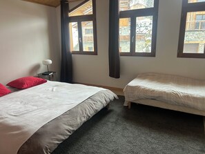 4 室のベッドルーム、アイロン / アイロン台、旅行用ベビーベッド、WiFi (無料)