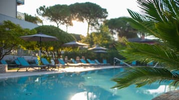 Seasonal outdoor pool, pool umbrellas, sun loungers
