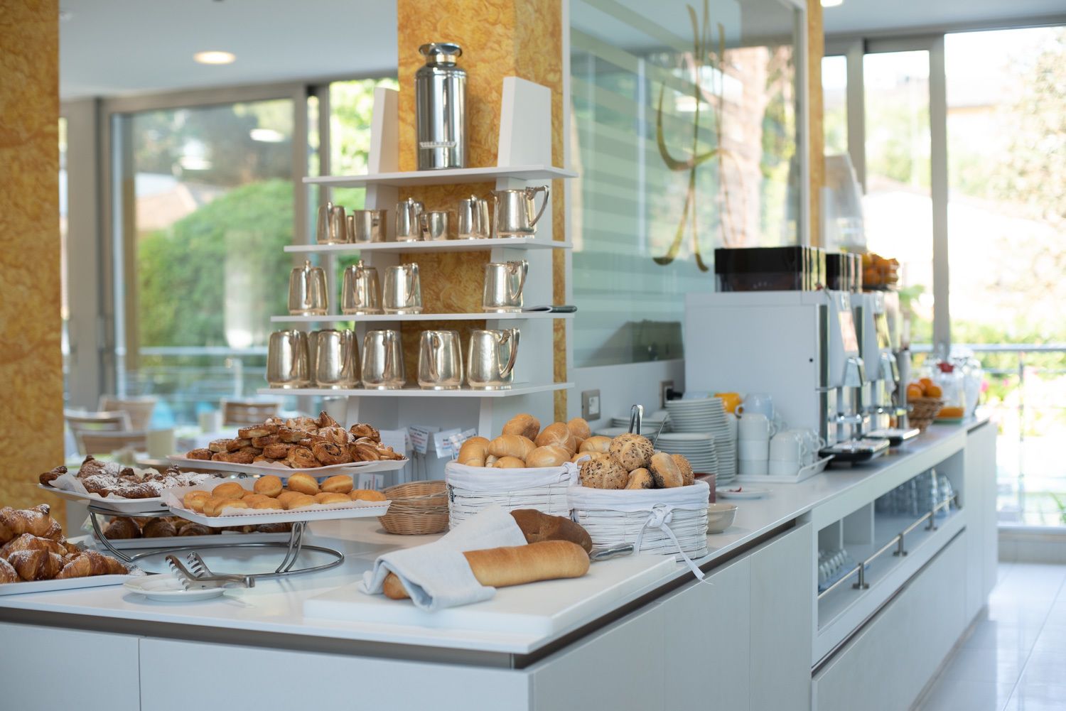 朝食 (コンチネンタル ブレックファスト)、毎日提供 (無料)