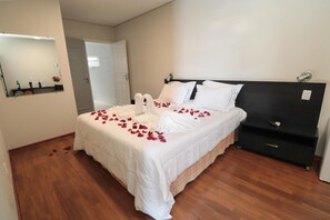 迷你吧、客房内保险箱、办公桌、笔记本电脑工作区