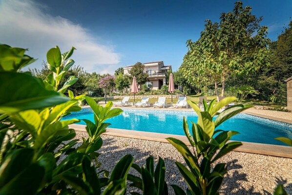 Außenpool, Sonnenschirme, Liegestühle