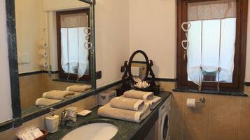 Basic-Doppelzimmer (Shabby Chic) | Badezimmer | Dusche, Regendusche, kostenlose Toilettenartikel, Bidet