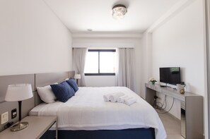 Deluxe-Apartment, Mehrere Betten | 1 Schlafzimmer, hochwertige Bettwaren, Daunenbettdecken