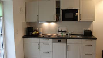 Apartment | Private kitchenette | Oven, cookware/dishes/utensils