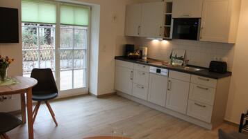 Apartment | Private kitchen | Oven, cookware/dishes/utensils