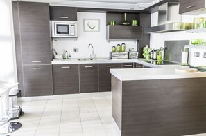 Kjøleskap, mikrobølgeovn, ovn og kokeplater