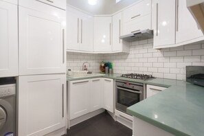 Kühlschrank, Mikrowelle, Kochgeschirr/Geschirr/Besteck