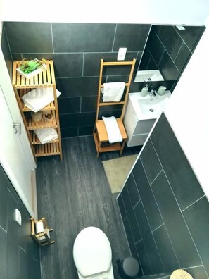 Een douche, een regendouche, een haardroger, handdoeken