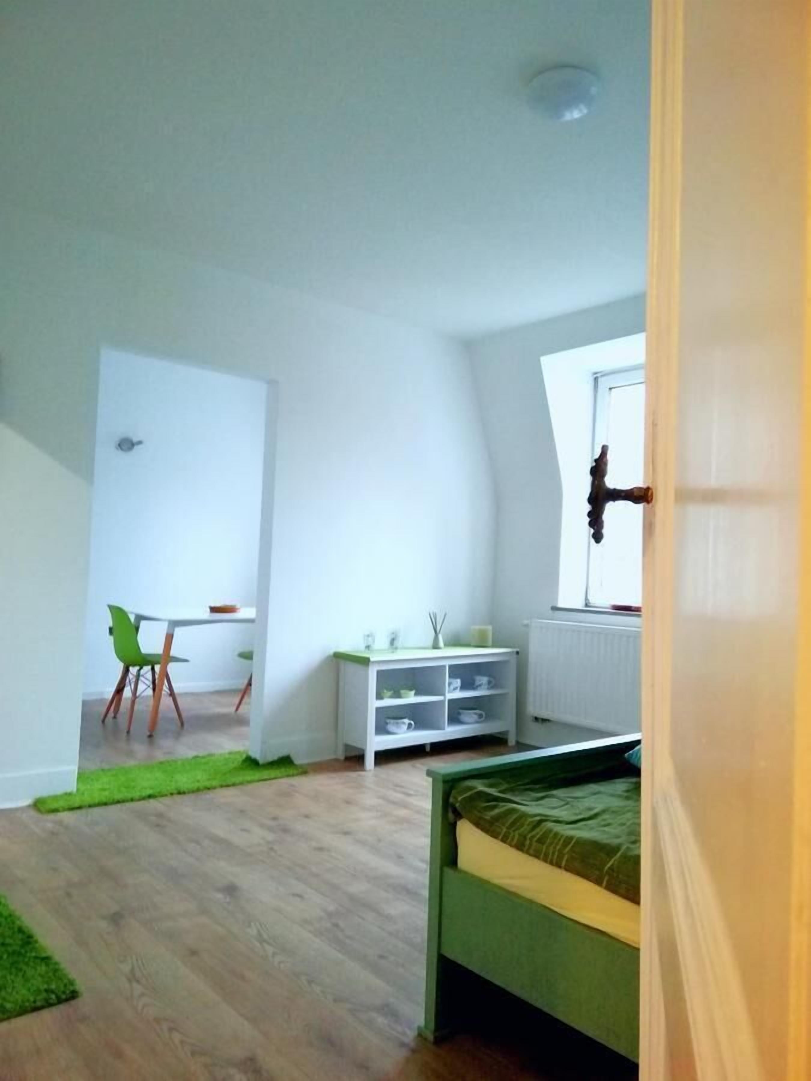 Tweepersoonskamer (Olive) | Individueel gedecoreerd, individueel gemeubileerd, een bureau