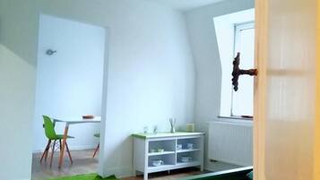 Tweepersoonskamer (Olive) | Individueel gedecoreerd, individueel gemeubileerd, een bureau