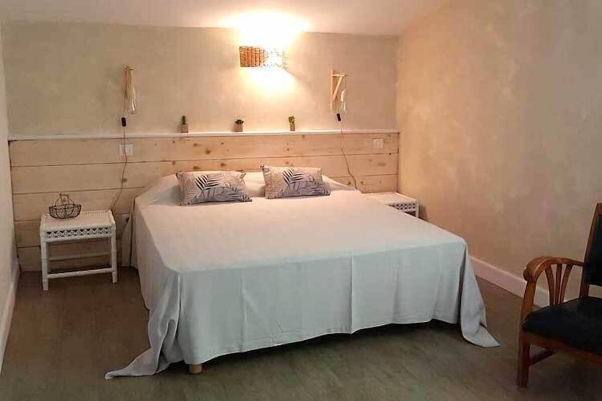 Habitación, habitaciones conectadas | Escritorio, tabla de planchar con plancha y decoración personalizada