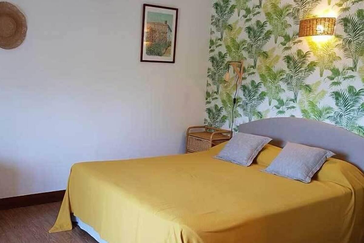 Habitación doble | Escritorio, tabla de planchar con plancha y decoración personalizada