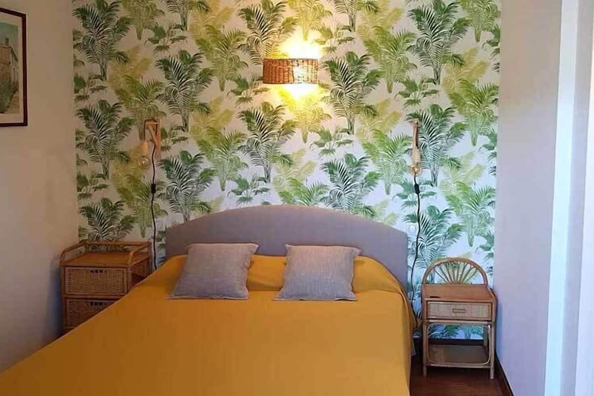 Habitación, balcón | Escritorio, tabla de planchar con plancha y decoración personalizada