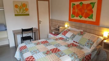 Quarto casal | Frigobar, escrivaninha, cortinas blackout, ferros/tábuas de passar roupa