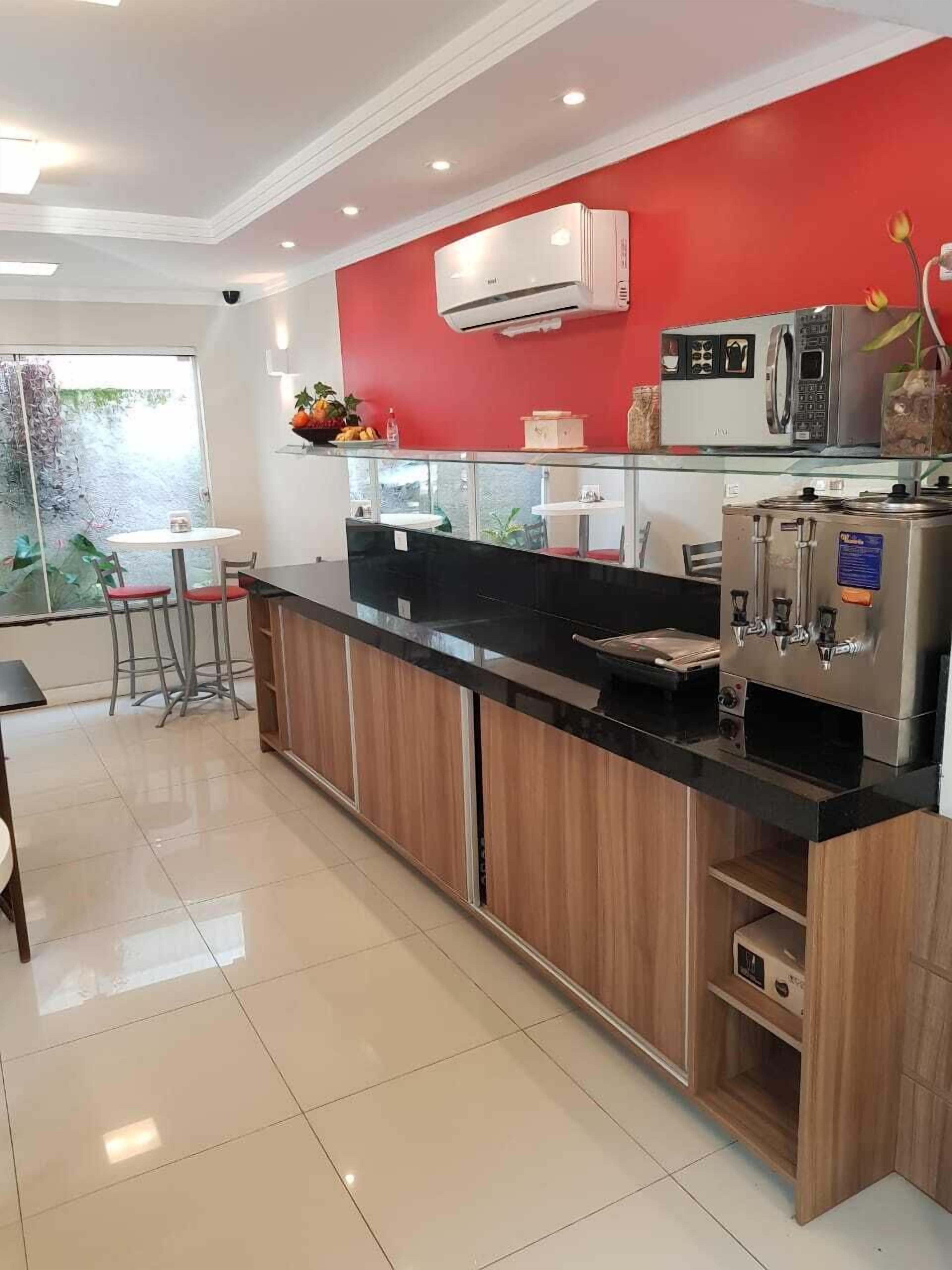 Café da manhã com buffet grátis todos os dias