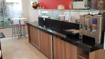Café da manhã com buffet grátis todos os dias