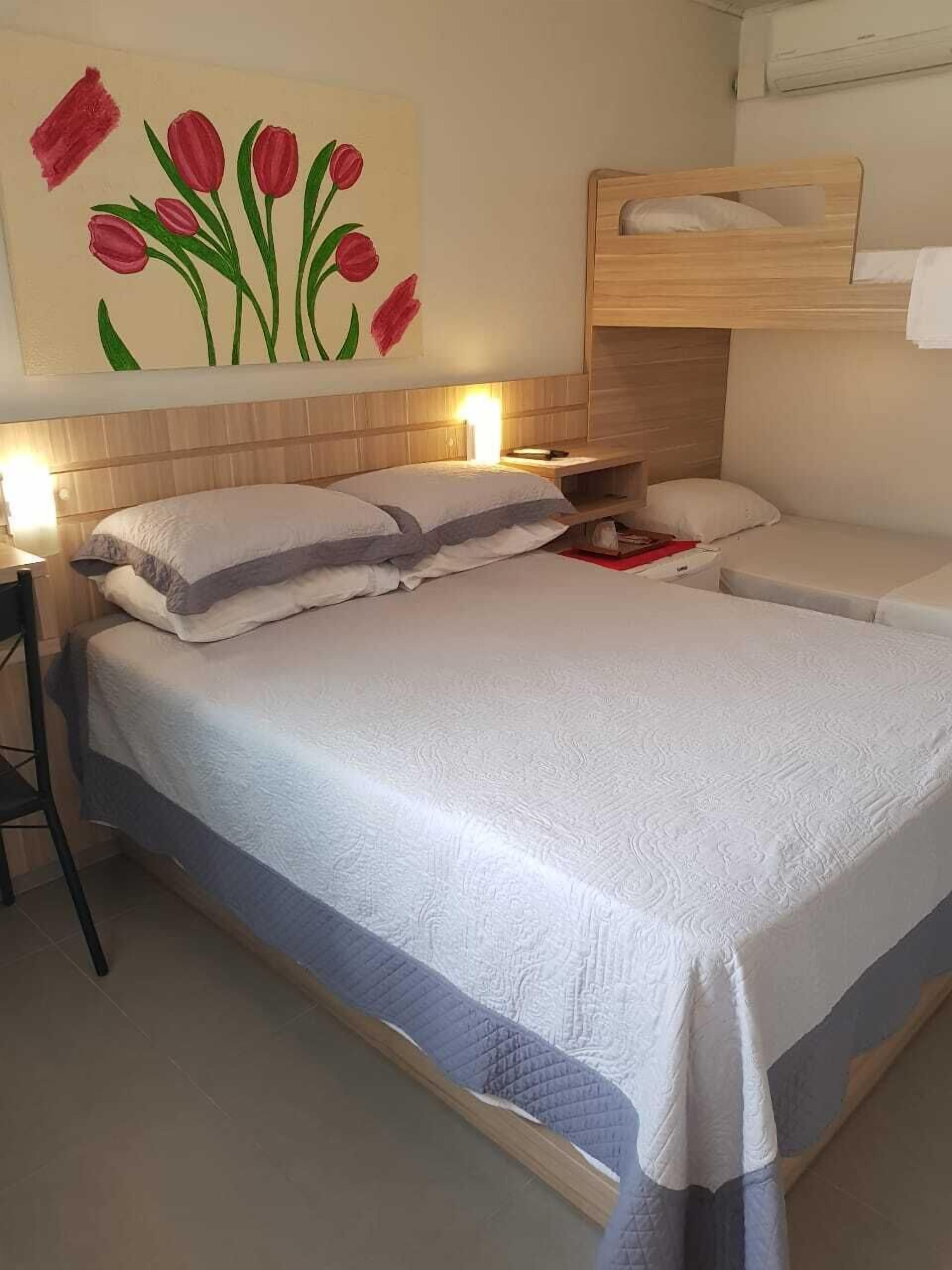 Quarto quádruplo | Frigobar, escrivaninha, cortinas blackout, ferros/tábuas de passar roupa