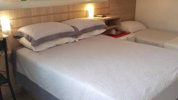 Quarto quádruplo | Frigobar, escrivaninha, cortinas blackout, ferros/tábuas de passar roupa