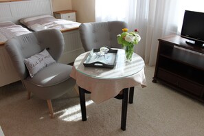 Room | Living area | Flat-screen TV - Ferienzimmer Täubchen (Lübbenau/Spreewald)