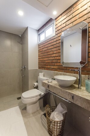 Signature-Studiosuite | Badezimmer | Dusche, Regendusche, Designer-Toilettenartikel, Haartrockner