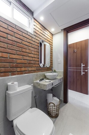 Signature Studio Suite | Bathroom - Soho Loft Studio con Estilo en Mercedes (Asunción)