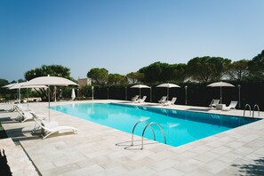 Seasonal outdoor pool, sun loungers - San Marco Antico Relais (Bitonto)