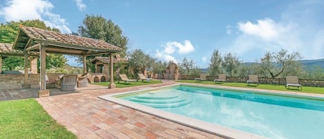 Una piscina al aire libre de temporada