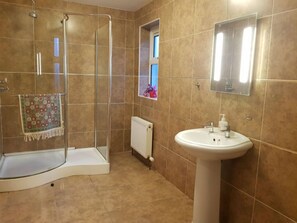 Appartamento Comfort | Bagno | Set di cortesia gratuito, asciugacapelli, asciugamani