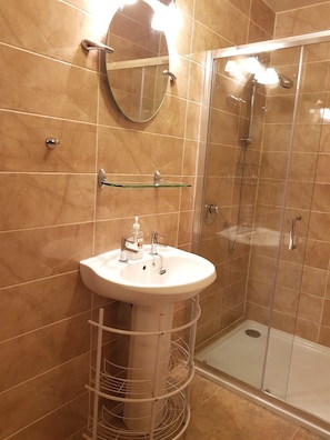 Appartement Confort | Salle de bain | Articles de toilette gratuits, sèche-cheveux, serviettes fournies