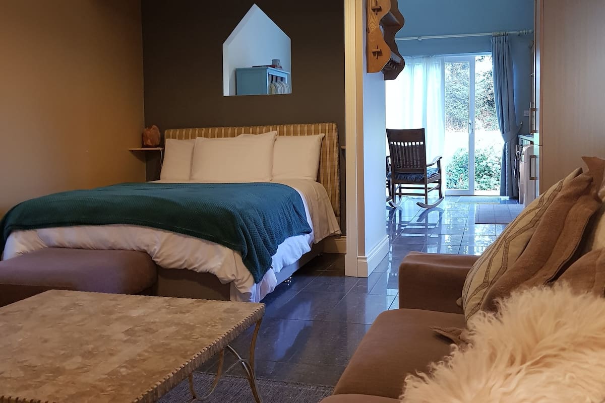 Traditionele cottage | Woonruimte | Een flatscreentelevisie