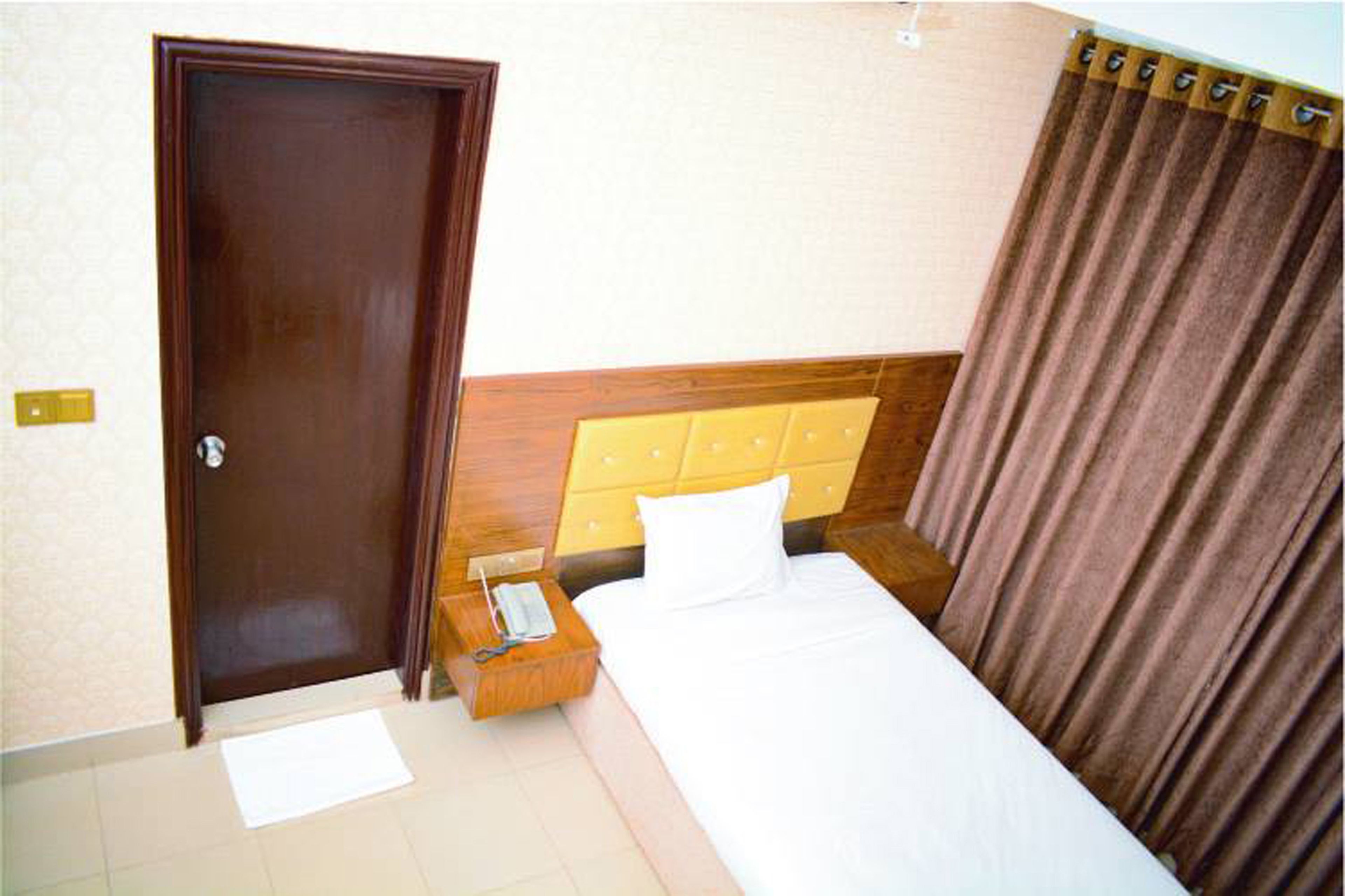 economy single room | hypo-allergenic bedding, pillow-top beds, minibar, soundproofing