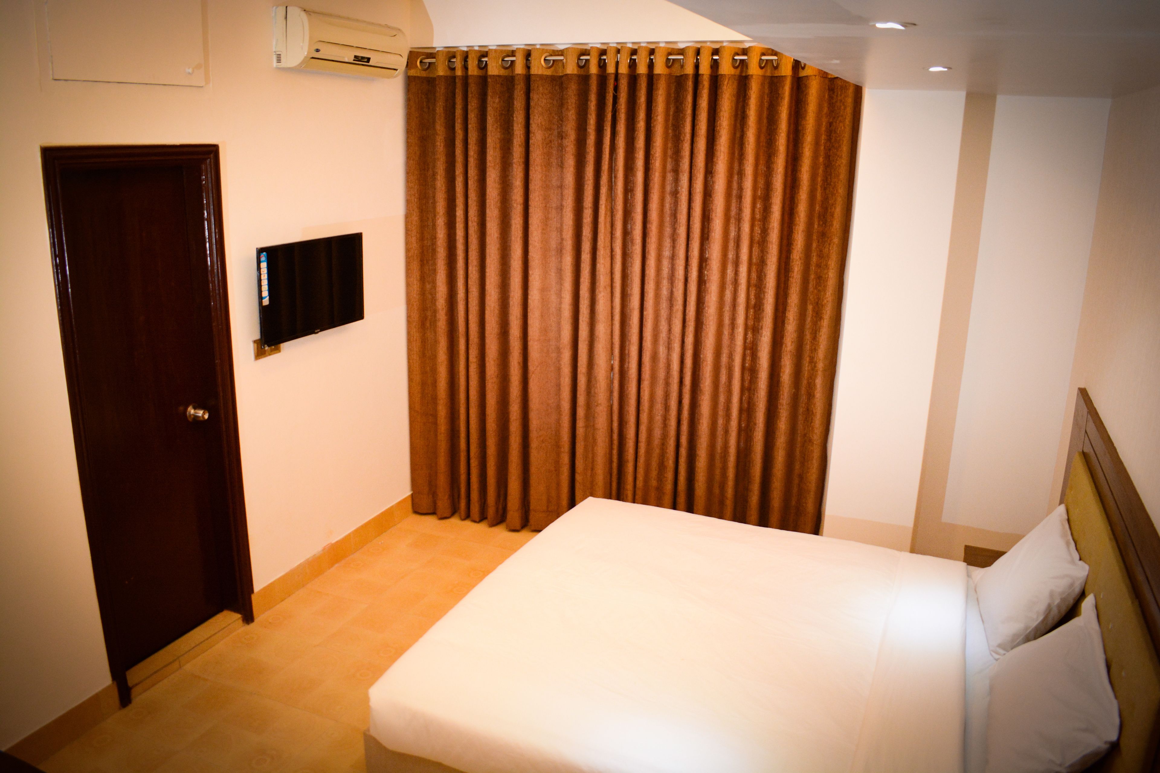 hypo-allergenic bedding, pillow-top beds, minibar, soundproofing