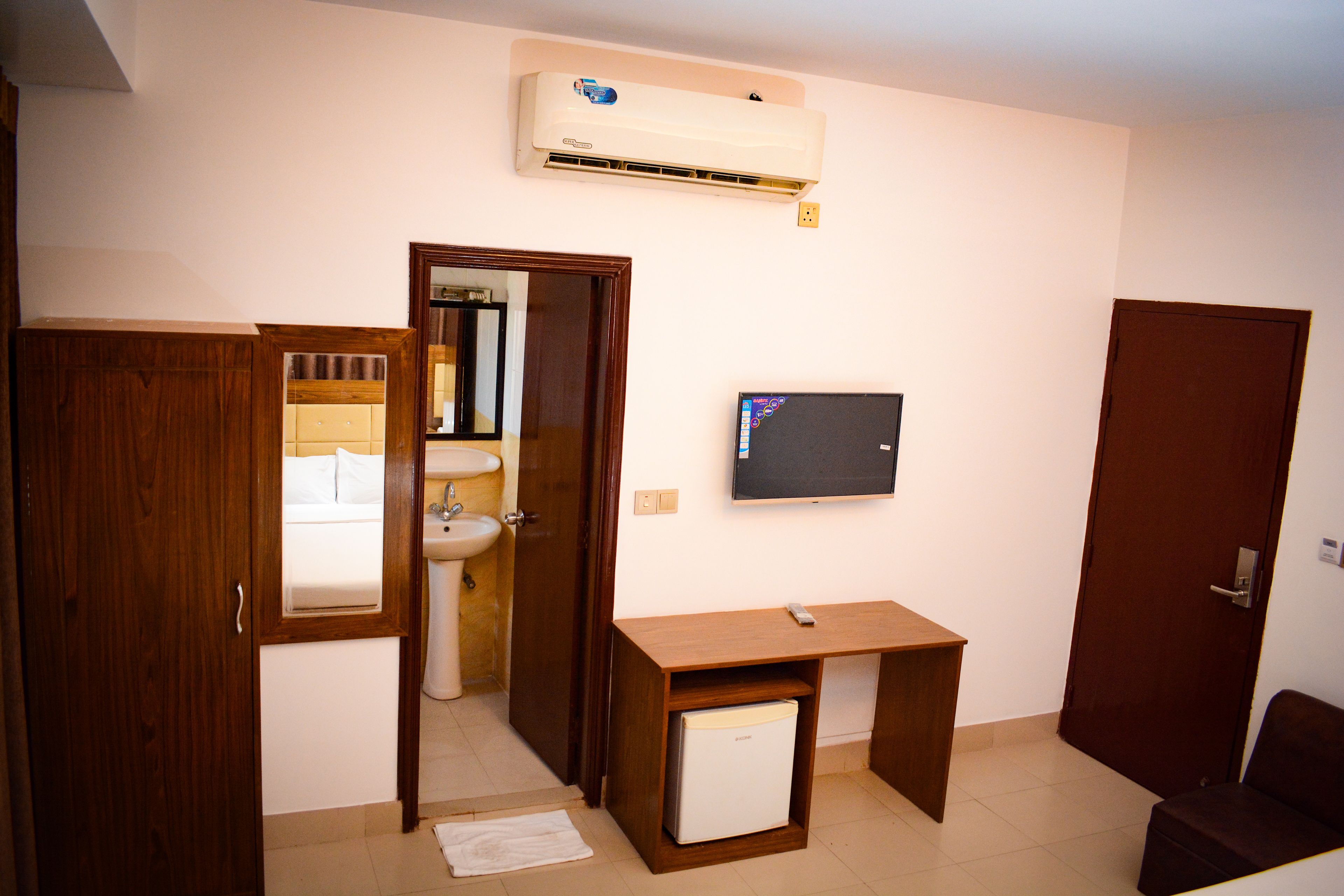 hypo-allergenic bedding, pillow-top beds, minibar, soundproofing