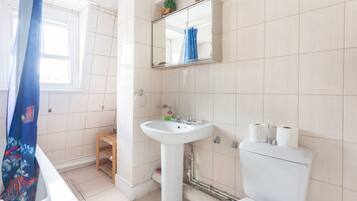 Combined shower/bathtub, hair dryer, towels