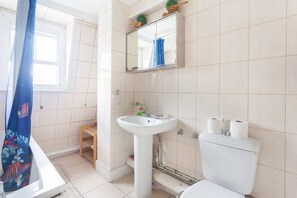 Ensemble baignoire-douche, séchoir à cheveux, serviettes fournies