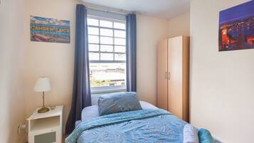Double Room with Shared Bathroom- Room 2 | Bed sheets