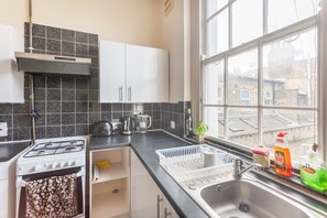 Refrigerador em uma área comum, micro-ondas em uma área comum