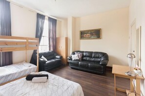 Habitación triple, baño compartido | Ropa de cama