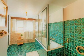 Combined shower/tub, hair dryer, bidet, towels