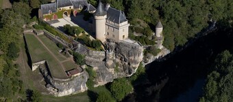 Castle perched 25m above the river, swimming pool & park, stove option