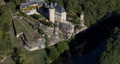 Castle perched 25m above the river, swimming pool & park, stove option